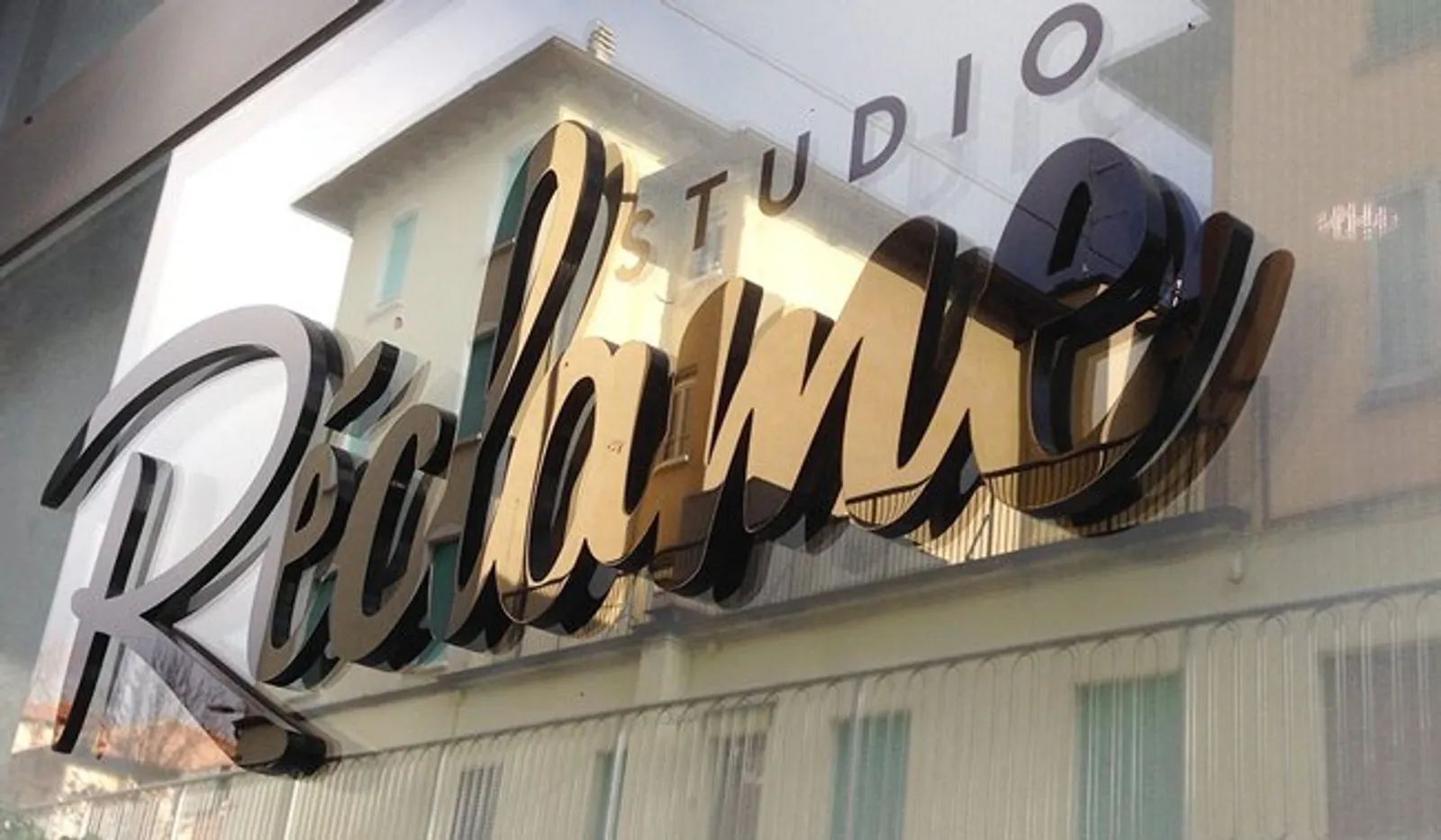 Insegne Pubblicitarie - Insegne personalizate con montaggio a Parma Kamaleon lettere sagomate reclame