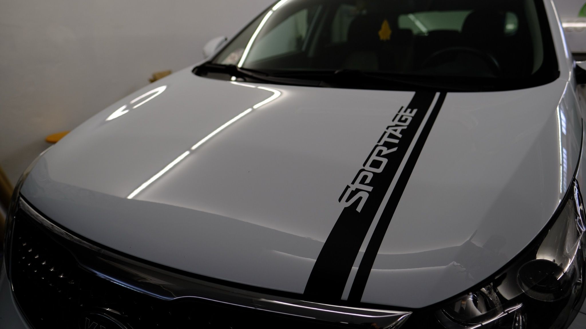 Logo aziendale in adesivo prespaziato su porta ingresso