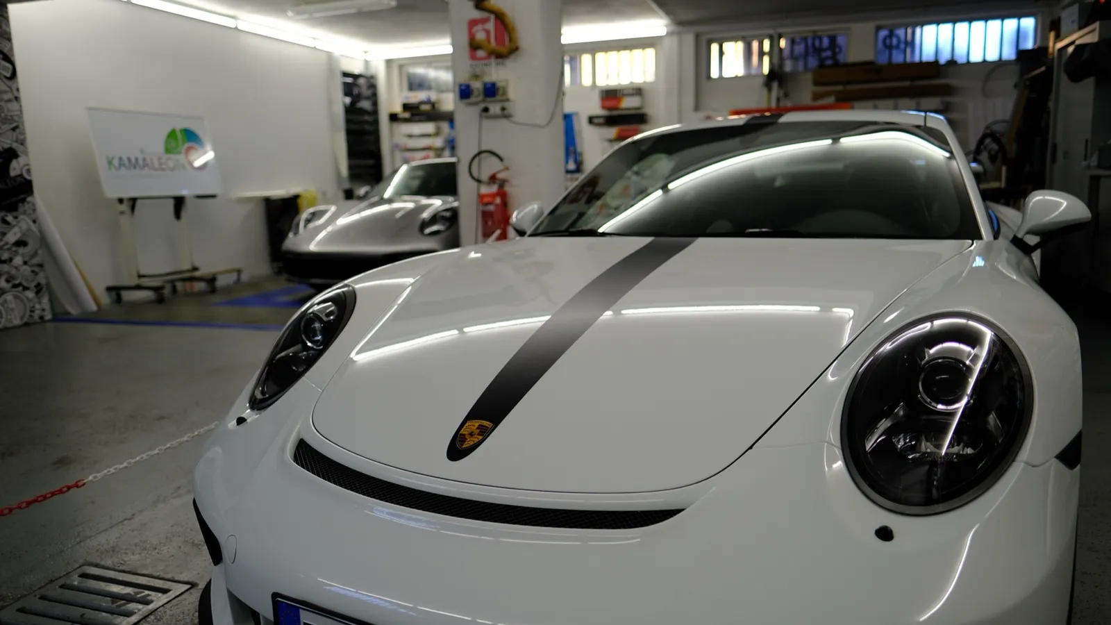 Auto luxury con wrapping cromato