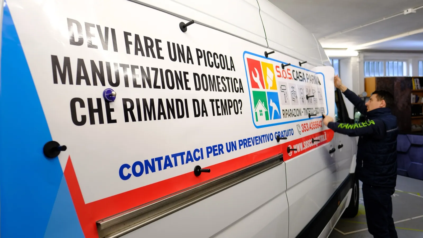 Furgone aziendale con logo e grafica personalizzata