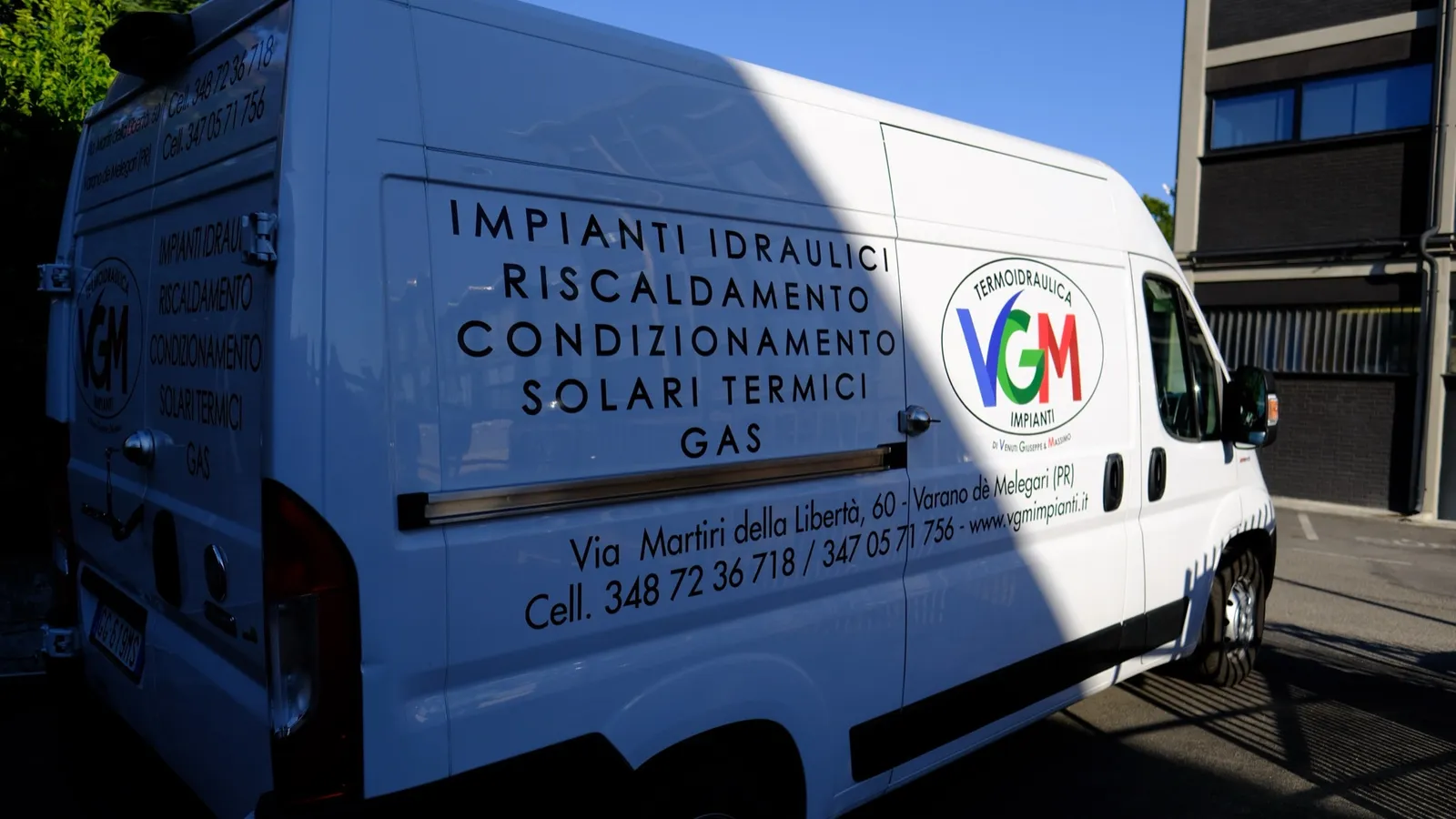 Camion decorato con grafica pubblicitaria aziendale