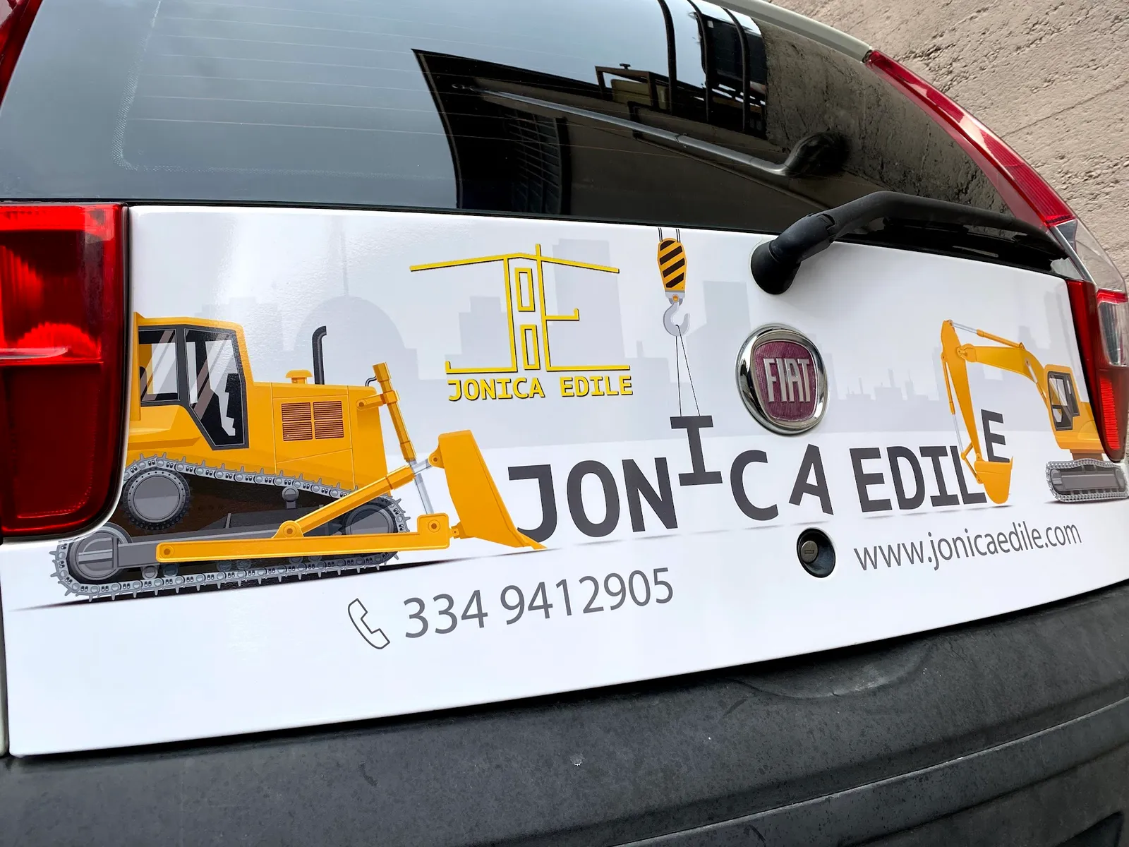 Applicazione scritte adesive su furgone