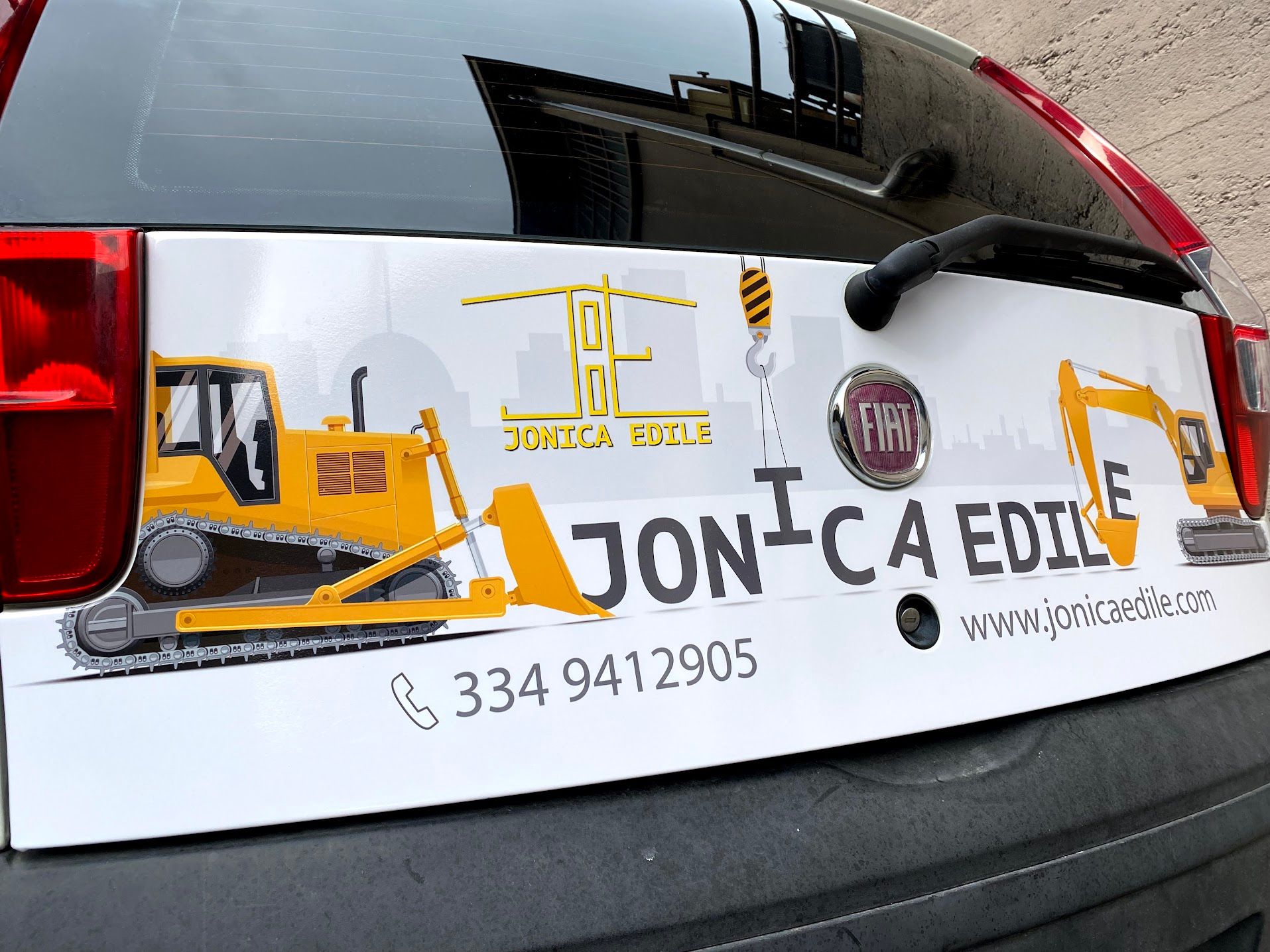 Applicazione scritte adesive su furgone