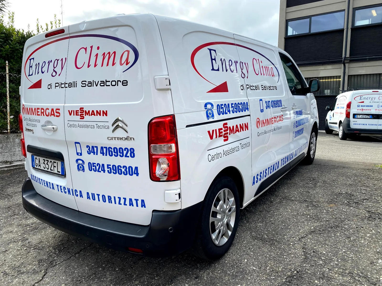 Decorazione grafica su veicolo aziendale