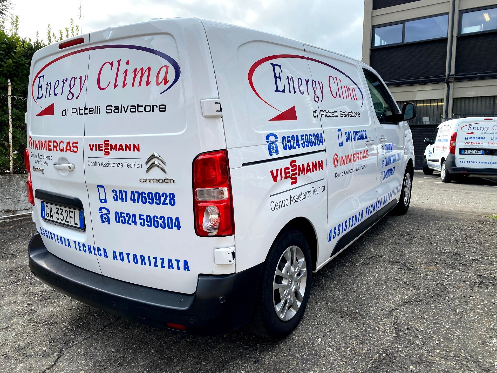 Decorazione grafica su veicolo aziendale