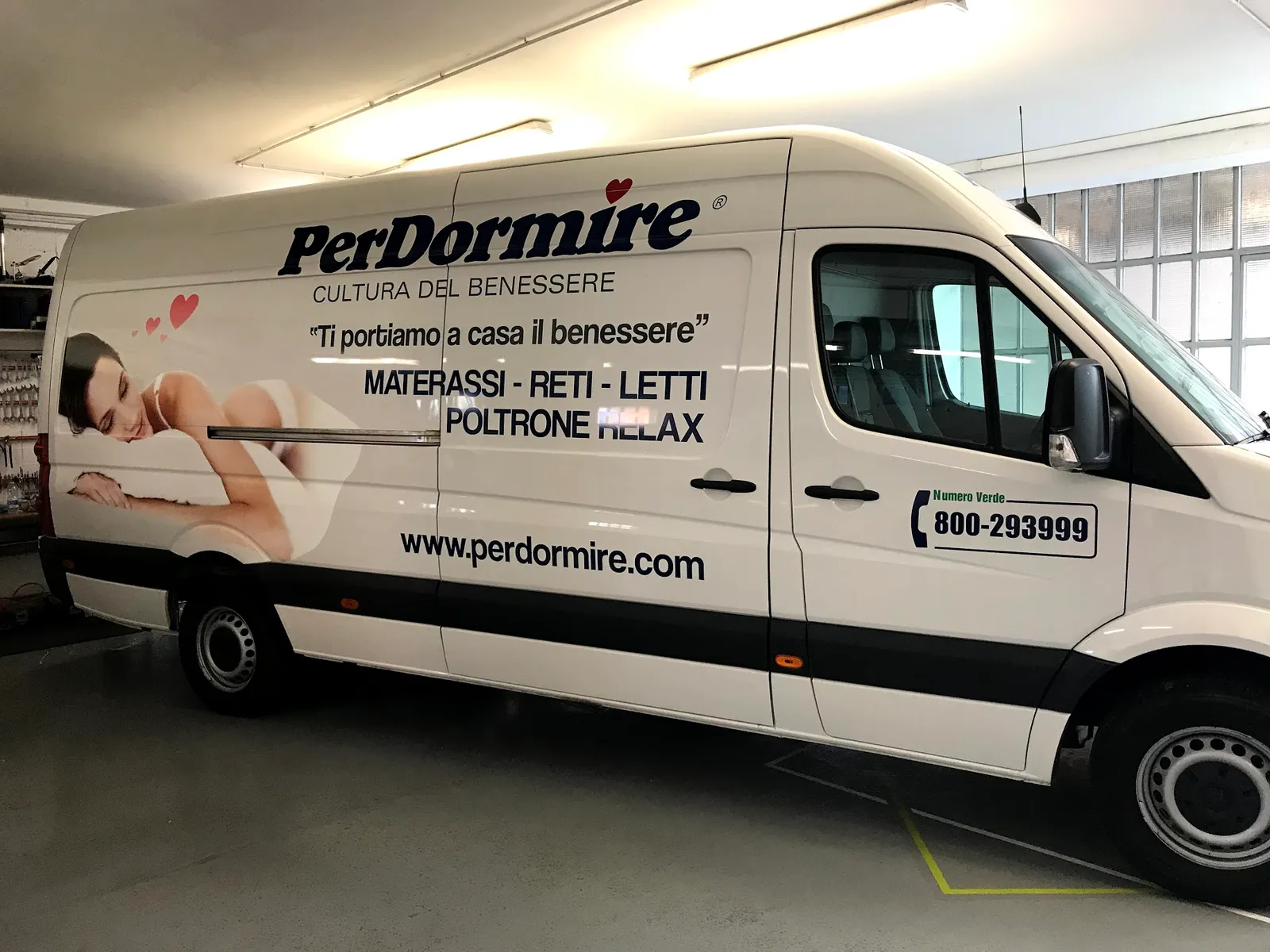 Van con grafica promozionale e contatti aziendali