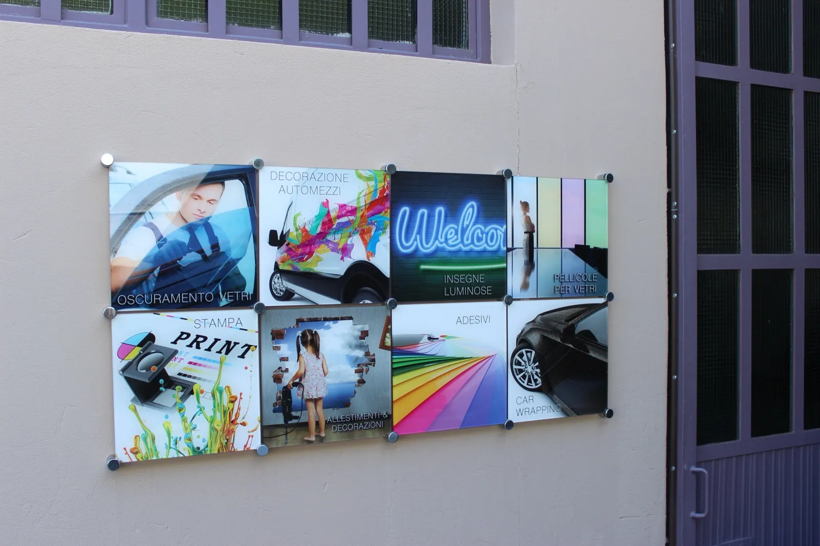 Totem pubblicitario illuminato per centro commerciale