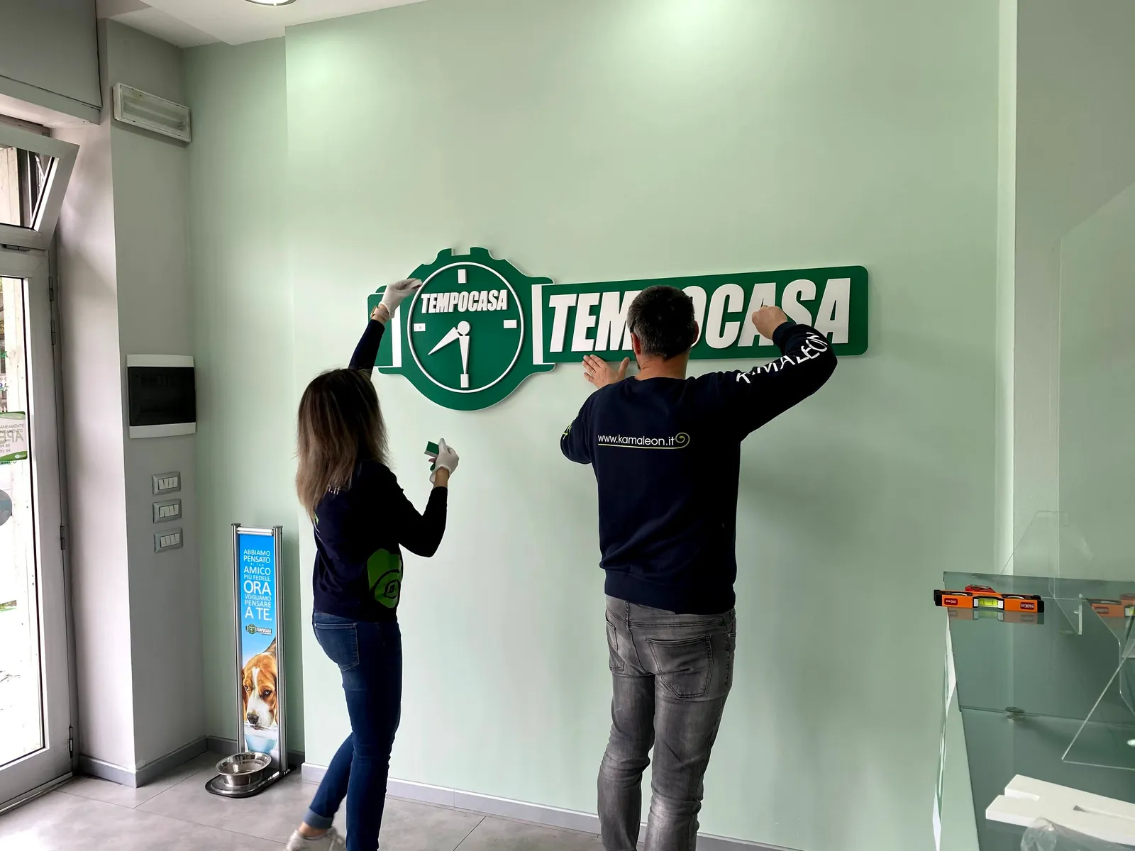 Insegna in dibond con applicazione adesiva