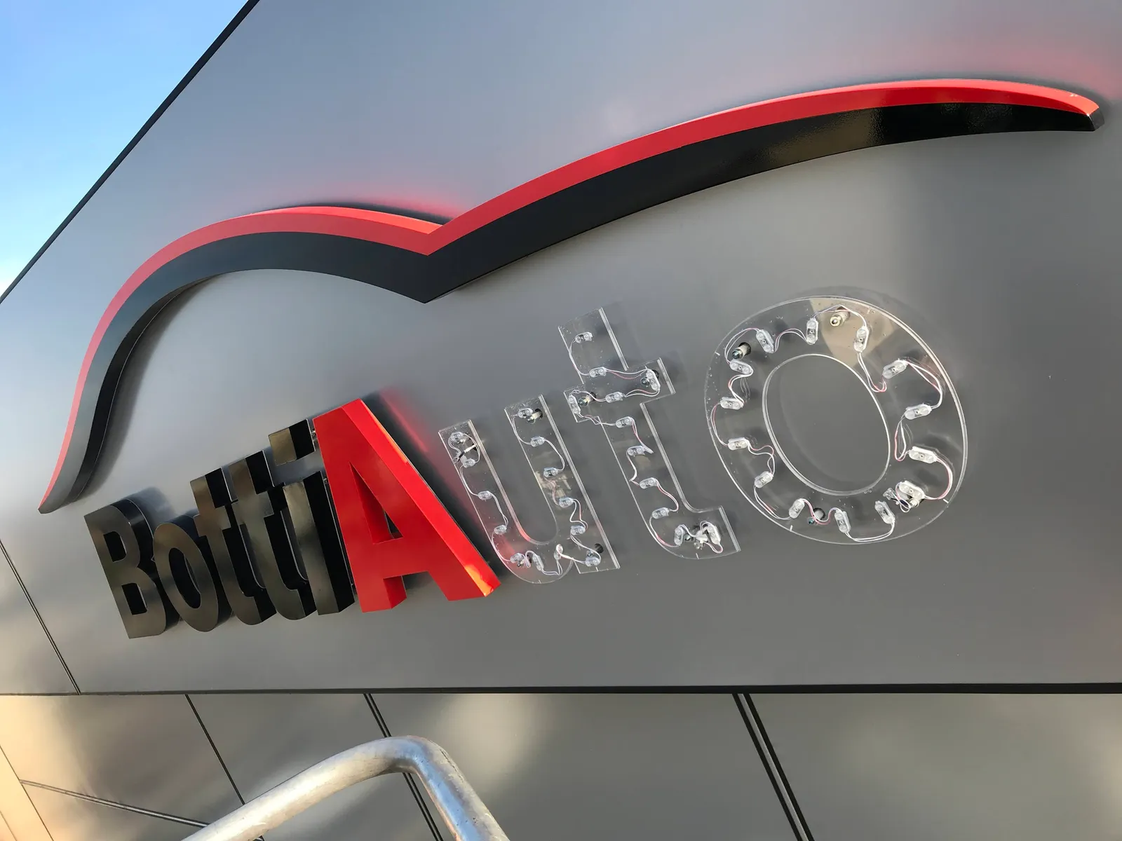 Pannello pubblicitario luminoso bifacciale