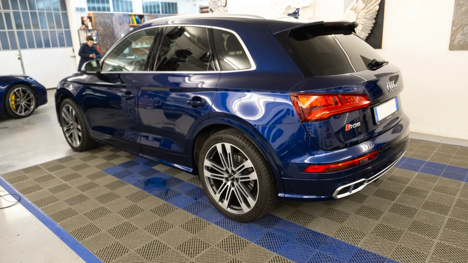 Applicazione pellicola oscurante su vetri auto