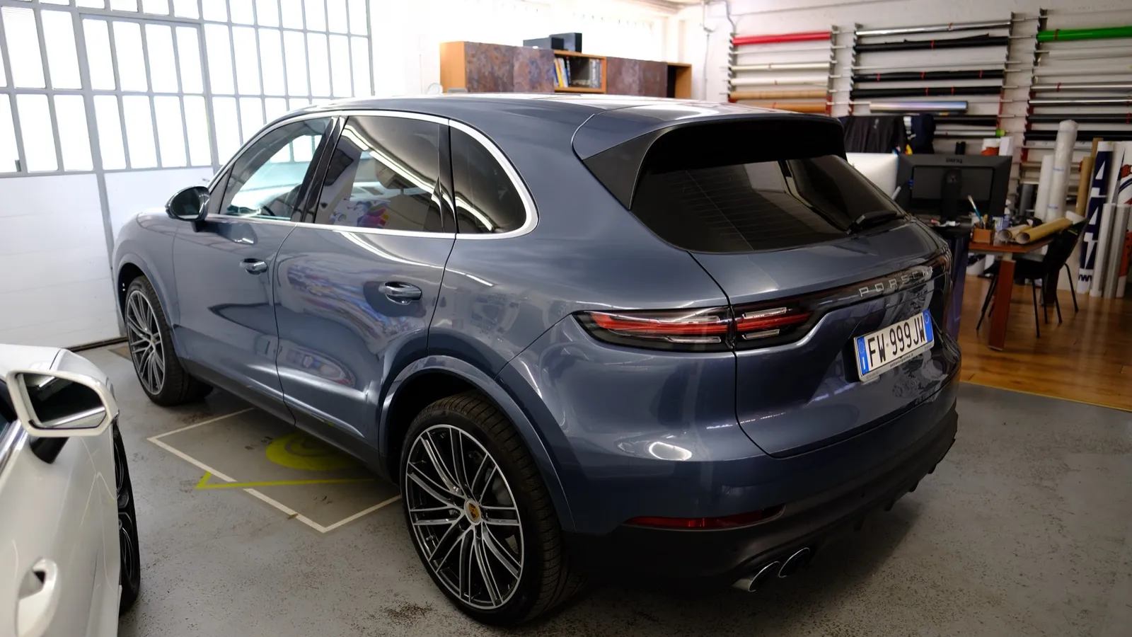 Auto con vetri oscurati per maggiore privacy