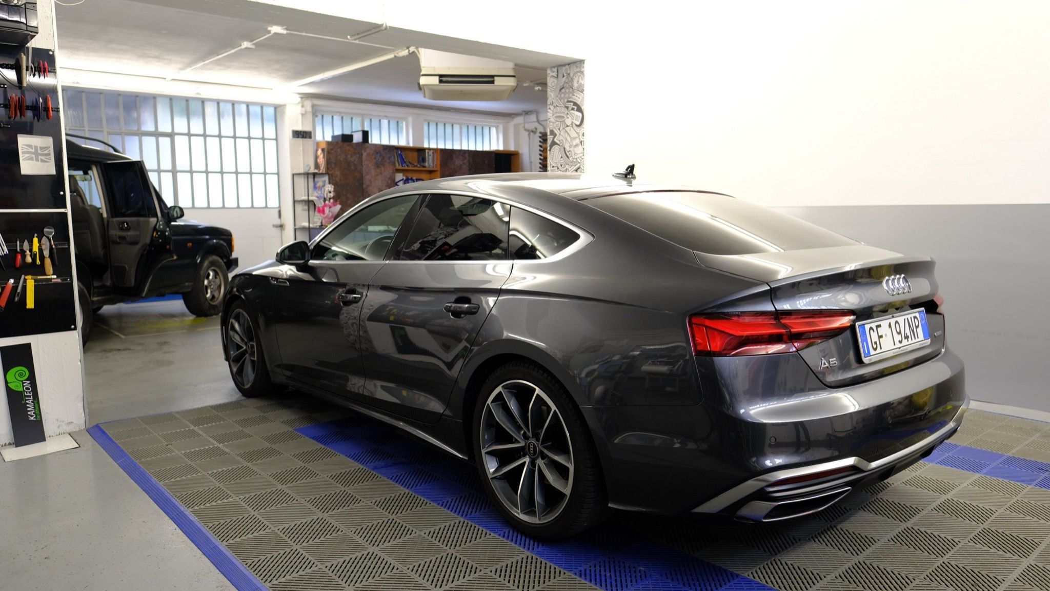 Finitura professionale oscuramento vetri auto